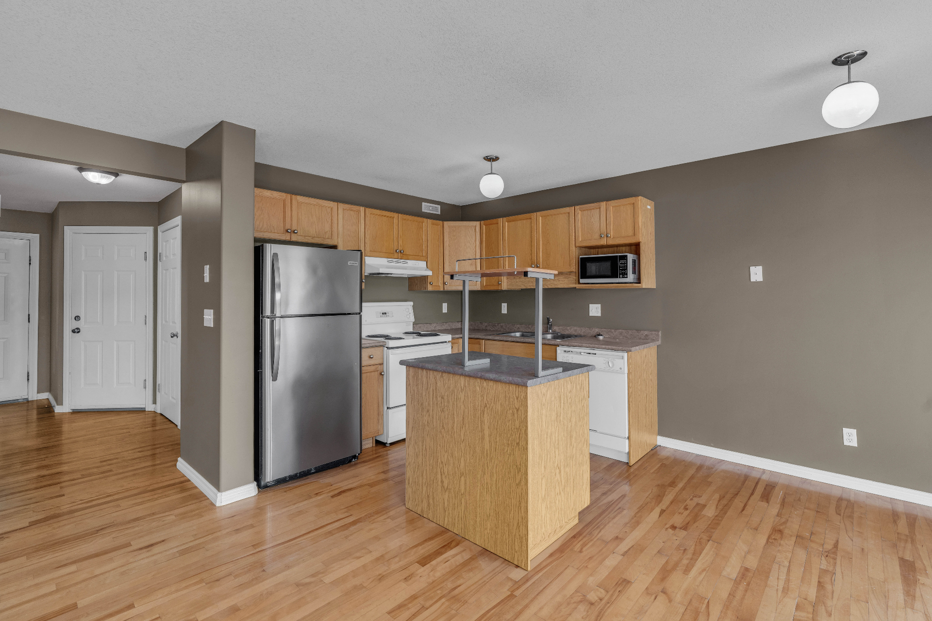 Briarwood 联排出售 · 127 Banyan Crescent #28——林与唐地产 - 4